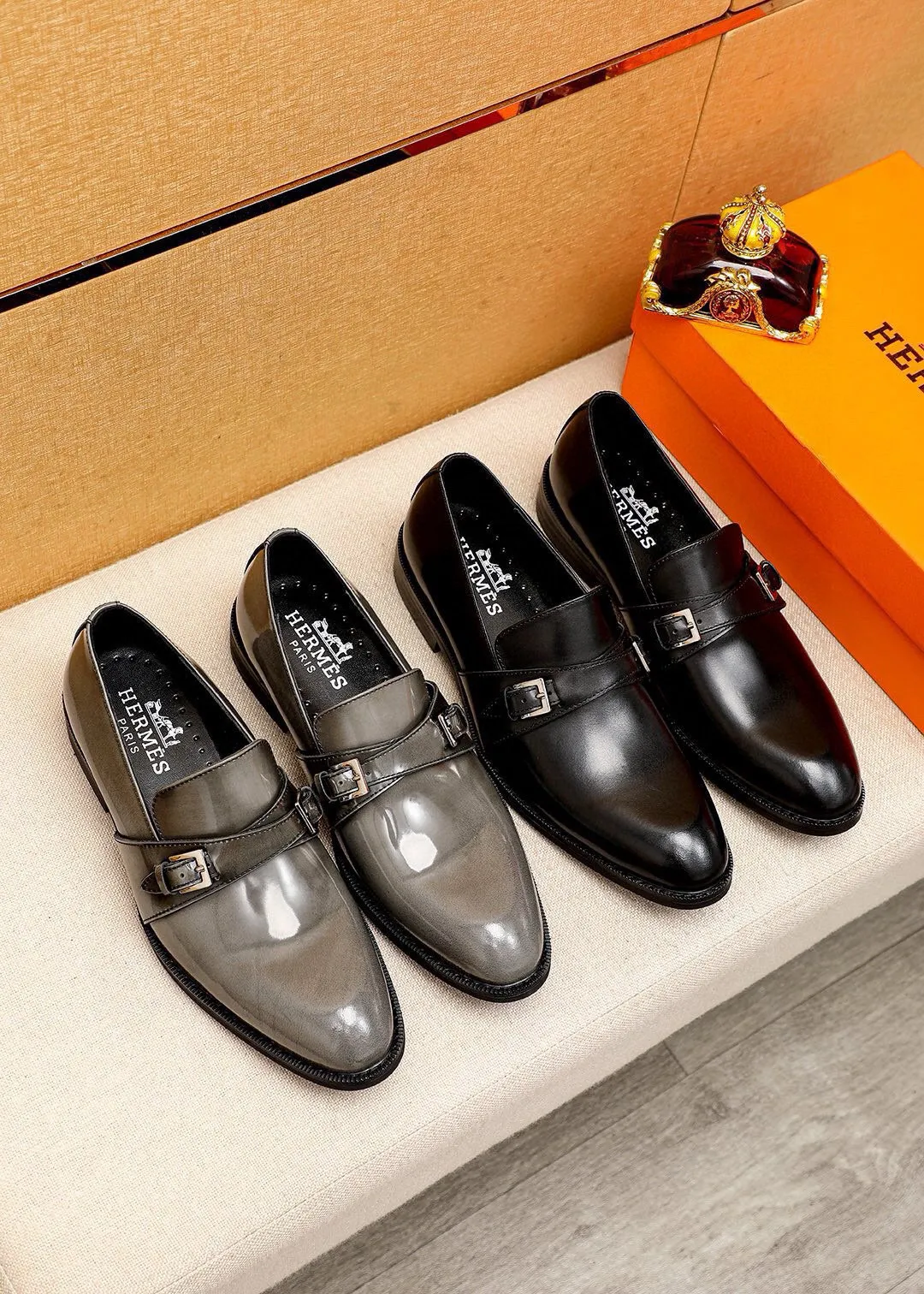 Men's shoes 💰480💐 Product trademark: HERMES "Hermès" business leather shoes Regular size: 38-44 (45🉑️customized) Product materials: Selected imported first-layer open-edge beaded calfskin upper, imported water-dyed 🐂 cowhide lining. Strong three-dimensional visual effect, non-slip and wear-resistant combination outsole Color: 2⃣️colors available